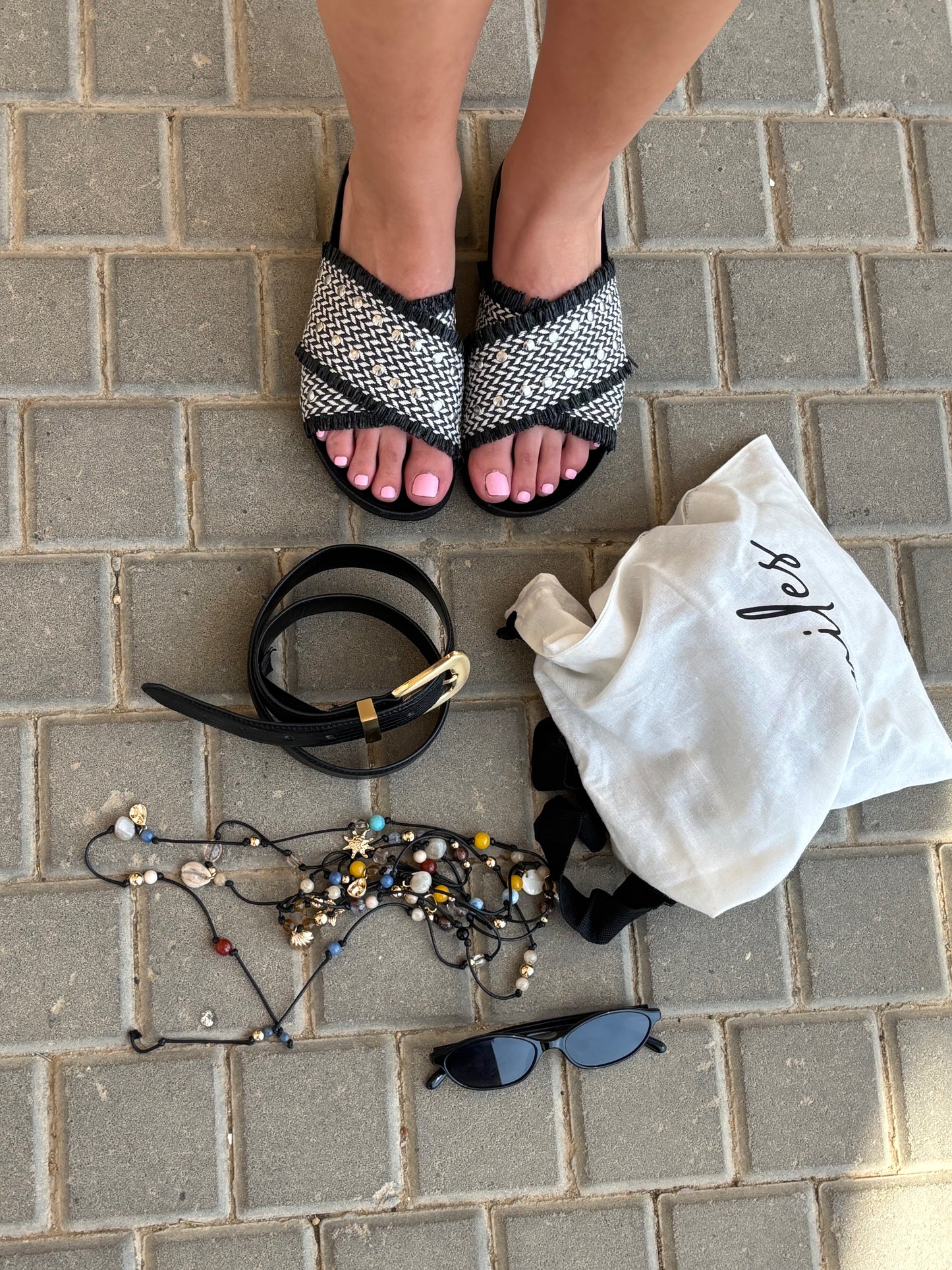 Payge Cross sandals / Black Raffia
